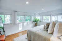 Family Friendly Unit steps from Cobbs Hill Park & Upper Monroe Neighborhood