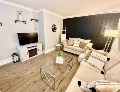 Cozy 1-bedroom apartment in nice New Castle with WiFi, AC Hotels in 