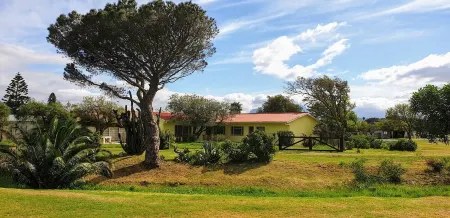 Spacious Riverside Villa with Indoor Braai Отели в г. Гордонс-Бей