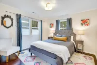 3bd w/ Lake Views and Chef's Kitchen Hotell i Seward Park