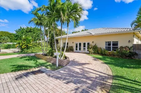 Beautiful House with Pool & Jacuzzi