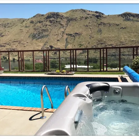 Lake Chelan: Private Pool, Hot Tub, Stunning Views, 7 Mins to Chelan Sleeps 6
