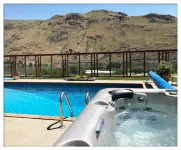 Lake Chelan: Private Pool, Hot Tub, Stunning Views, 7 Mins to Chelan Sleeps 6