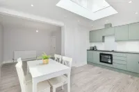 Spacious 4 bedroom very close to train station and town centre