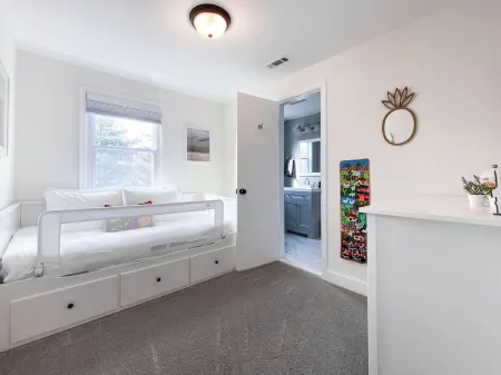 Bright Cape Cod, Perfect for Families, Near Metro Отели в г. Уитон-Гленмонт