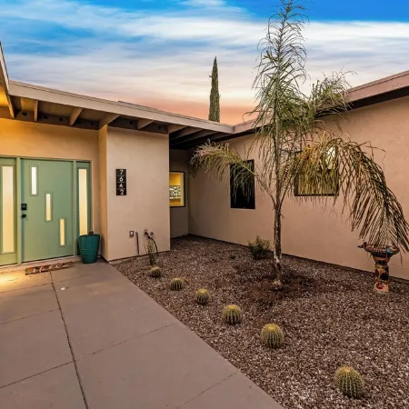Game Room-Pool heated w/jacuzzi-Waffles-2 California King Beds-U of A 8 miles