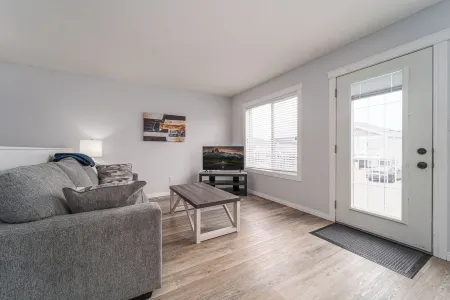 Entire unit to yourself.  Internet and Netflix, full kitchen, linens and towels.