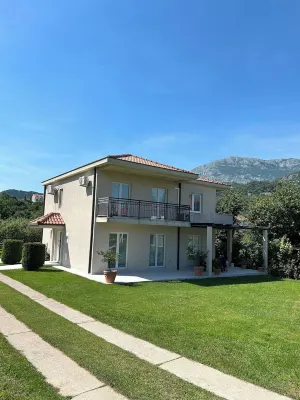 Charming 1-bedroom villa in enchanting Herceg Novi with AC, WiFi Hotels in Herceg Novi