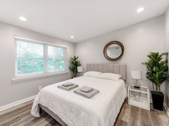 Tranquil townhome with AC in NoDa Charlotte