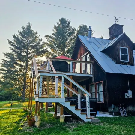 Cozy cabin >> Hottub, WiFi, AC. Easy access to outdoors activities year around Отели в г. Аддисон