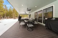 Custom home, 1.17 acres, 5 beds, 5 bath, sleeps 12+, Hot Tub, 80" TV, Pool Table