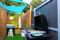 Romantic Heaven, Hot Tub, BBQ, 5 Min to Hard Rock Stadium, 15 Min to Beach