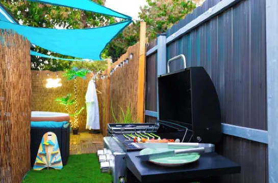 Romantic Heaven, Hot Tub, BBQ, 5 Min to Hard Rock Stadium, 15 Min to Beach