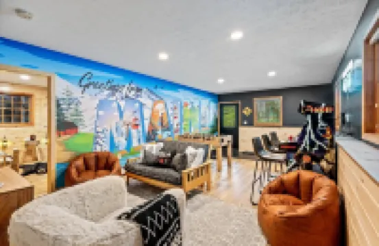 15 Guest Chalet with Sauna and Hot Tub - Bunk Room - 4 minutes to Sunday River