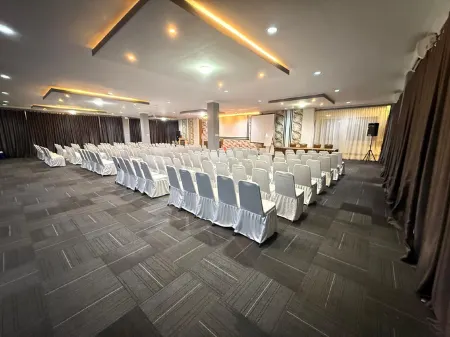 Solok Premier Hotel Отели рядом с достопримечательностью «NUSA INDAH playkids»