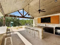 Stunning 6 Bedroom vacation home with pool & hot tub 5 minutes from Frio River! Hotels in Concan