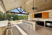 Stunning 6 Bedroom vacation home with pool & hot tub 5 minutes from Frio River!