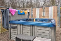 Private Hot Tub & Fireplace: Poconos Home! - que admiten mascotas