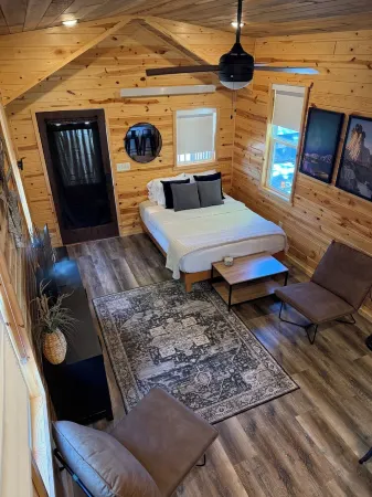 Cozy Cabin Tiny House in Glendive 1 mile from Makoshika State Park! Pet friendly Отели в г. Глендайв