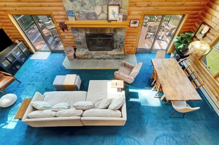 18+ acres! Sun drenched 5 bedroom. 12 min from Okemo! VAST trails 5 min away! Отели в г. Уэстон