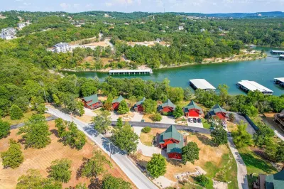Cedar Cove -Private Lake Front + Hot Tub -5 min to Branson Strip -Dogs ok w/fee! 銀元城主題樂園附近的飯店
