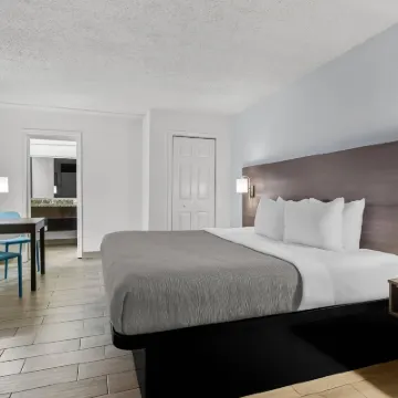 Quality Inn & Suites at Tropicana Field Hotels near Historic Kenwood