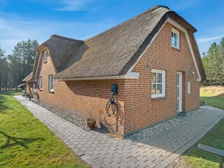 "Dorris" - 4.3km from the Sea Отели рядом с достопримечательностью «Houstrup»