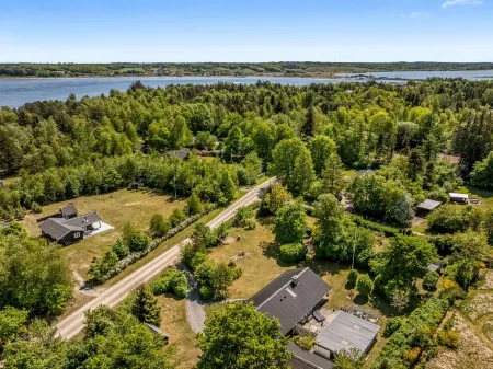 "Sven" - 250m to the Fjord Отели в г. Hojslev