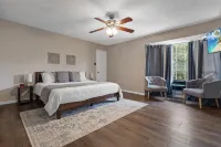 Charming family home with king bed - private pool - fast wifi - ARCADE Hotels in Mansfield