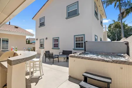 Cheerful 6-Bedroom Villa by the sea with hot tub