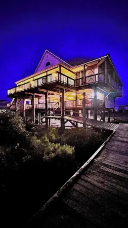 Majestic bayfront home. 450’ pier w/ boat access, crabbing, fishing, & swimming. Отели в г. Гранд Айл