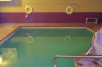 Comfort Suites Airport - Pools
