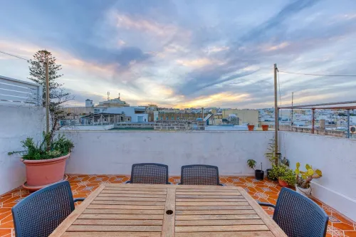 St James the Traditional 4-Bed Townhouse in Sliema - Beach