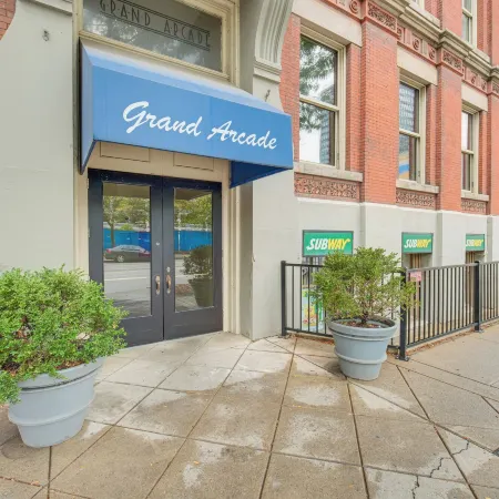 Dtwn Cleveland Loft-Style Condo Walk to Stadiums!