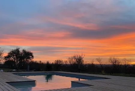 Le Coucher de Soleil Spa Отели в г. Фронтон