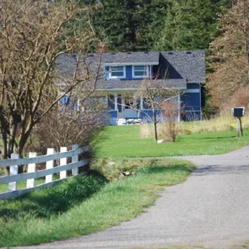 Stunning views, 6-Bedroom Farmhouse with beach access and mooring