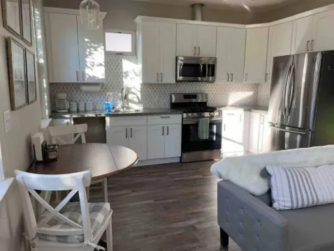 Stylish 1 Bedroom Farmhouse - Live/Work