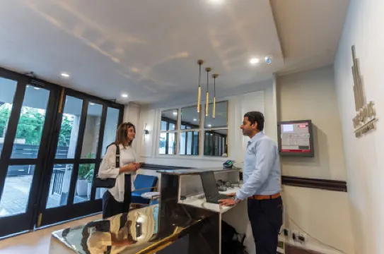 The Opus Luxury Residences Отели рядом с достопримечательностью «Университет Эдьюкейшен»