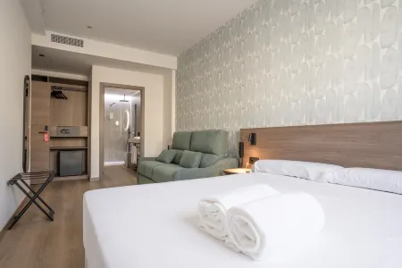 ALORA HOTEL MERIDA Отели рядом с достопримечательностью «Cripta Santa Eulalia»