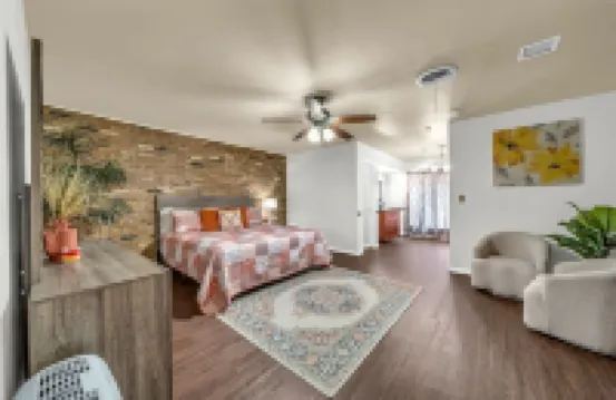 Work & Family 5 Bedroom 4 Bath with Independent Casita for 14 Guests