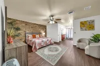 Work & Family 5 Bedroom 4 Bath with Independent Casita for 14 Guests
