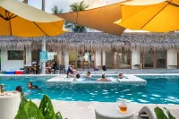 Sunlit Hostel - Pools