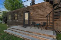 The Honeycomb-Tiny Container Home 12 Min. to Magnolia/Baylor Hotels in China Spring