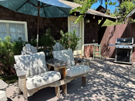 Beautiful view of the lake with patio and BBQ. Отели рядом с достопримечательностью «Train Mountain Railroad Museum»