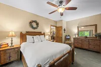 Fido Friendly Luxury Condo in Country Club setting With Amenities