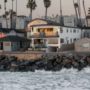 Beachfront Boho Dream Penthouse. Walk 2 Everything!   Newly designed  SLEEPS 10!