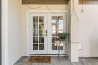 Coastal Room Near Laguna Beach, Close to Shops