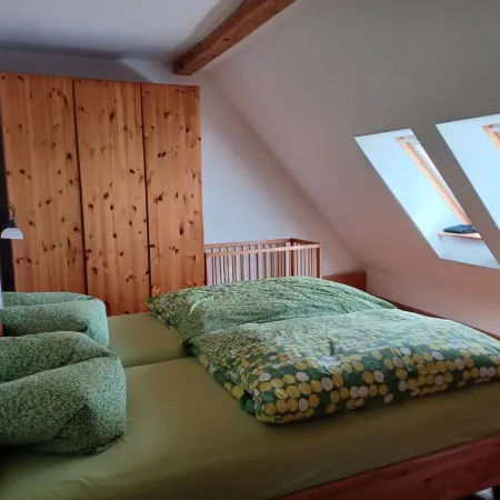 Quietly located holiday home with a natural garden, 500m from the lake and the forest