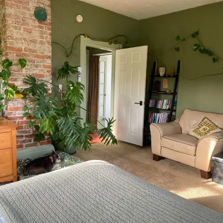 Upstairs at Thevictorian - Lush Walkable and Dog-friendly Retreat - Steps From Downtown Bellingham