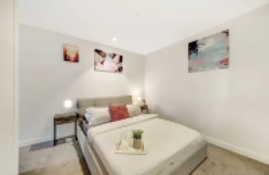 A Cozy Pet-friendly 2BR Near Southern Cross, Views